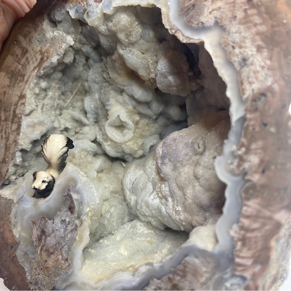 2LB14oz natural Crystal Agate Geode Quartz Crystal Healing with little squirrel - Picture 3 of 10